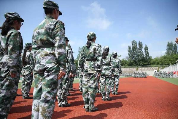 橡膠跑道上軍訓 橡膠跑道上軍訓