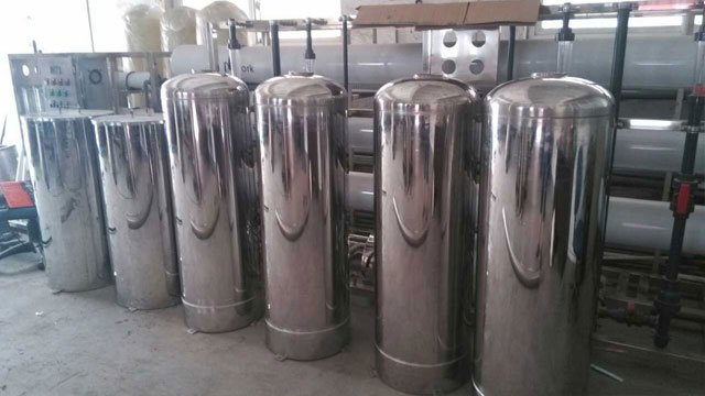 不鏽鋼容器生產難免有汙漬，使用蒸汽發生器高溫清洗效果好