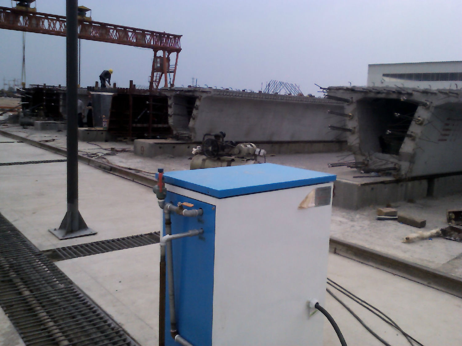 穩定質量，預製梁前期固化采用養護電蒸汽發生器增加質量強度
