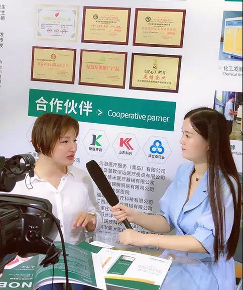 參加上海生物展過程中被采訪 參加上海生物展過程中被采訪